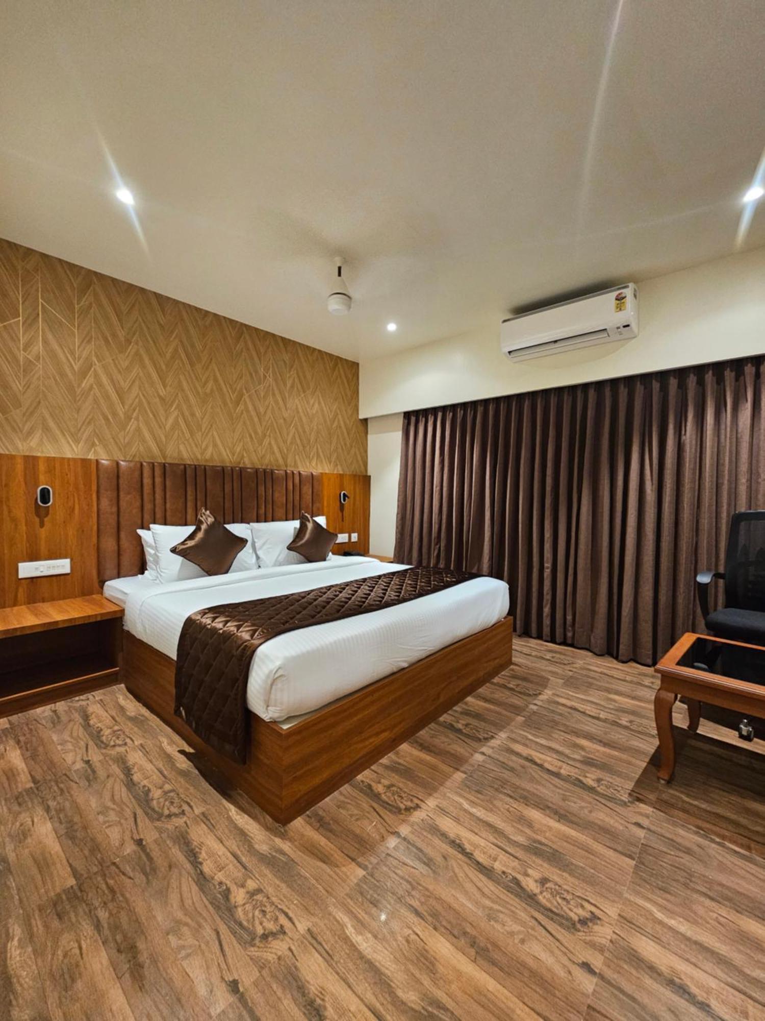 Hotel Pl Grand Kāraikkudi Exterior foto