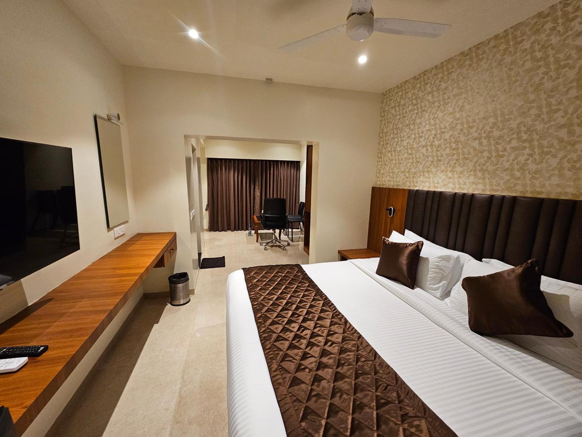 Hotel Pl Grand Kāraikkudi Exterior foto