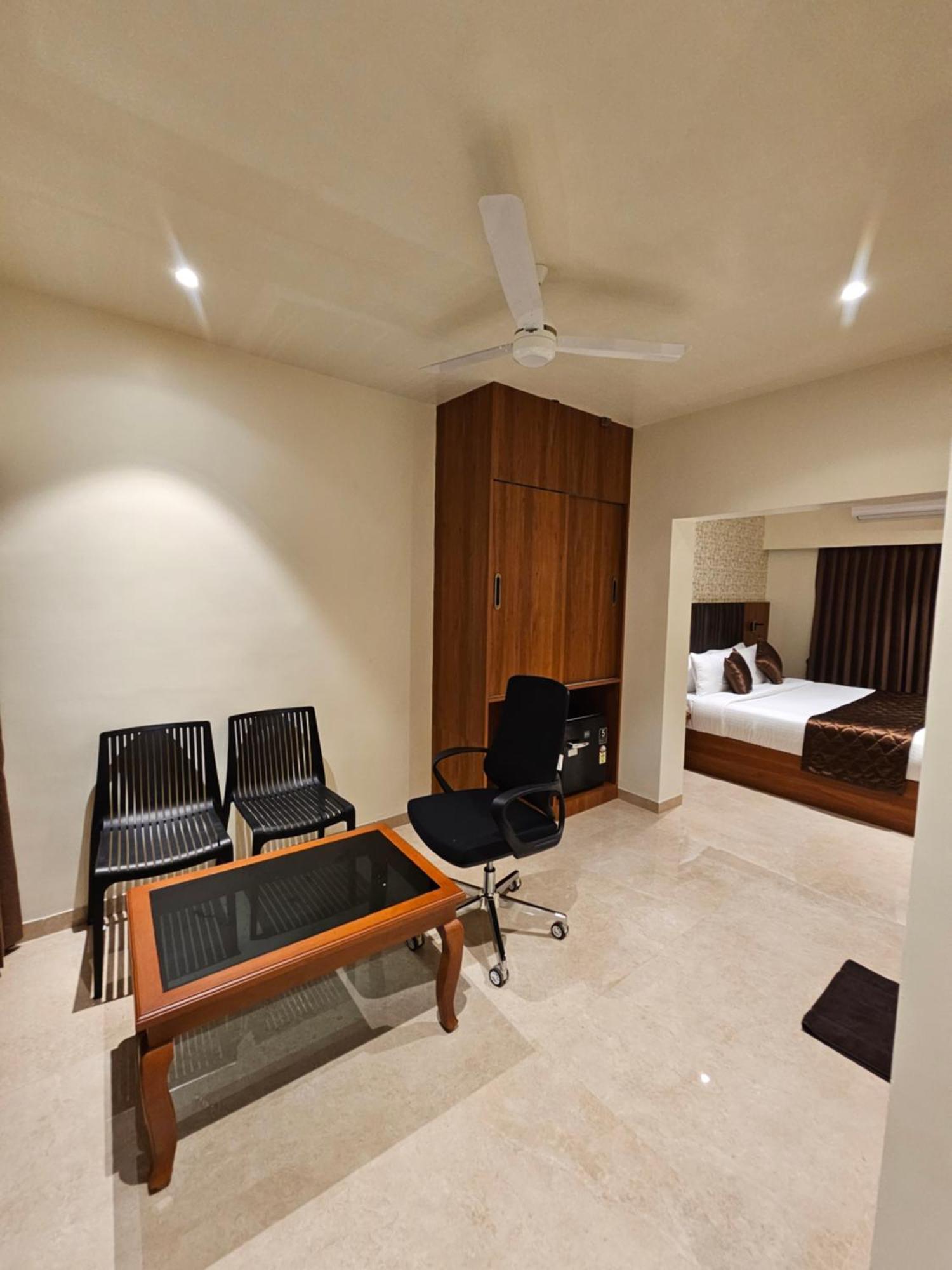Hotel Pl Grand Kāraikkudi Exterior foto