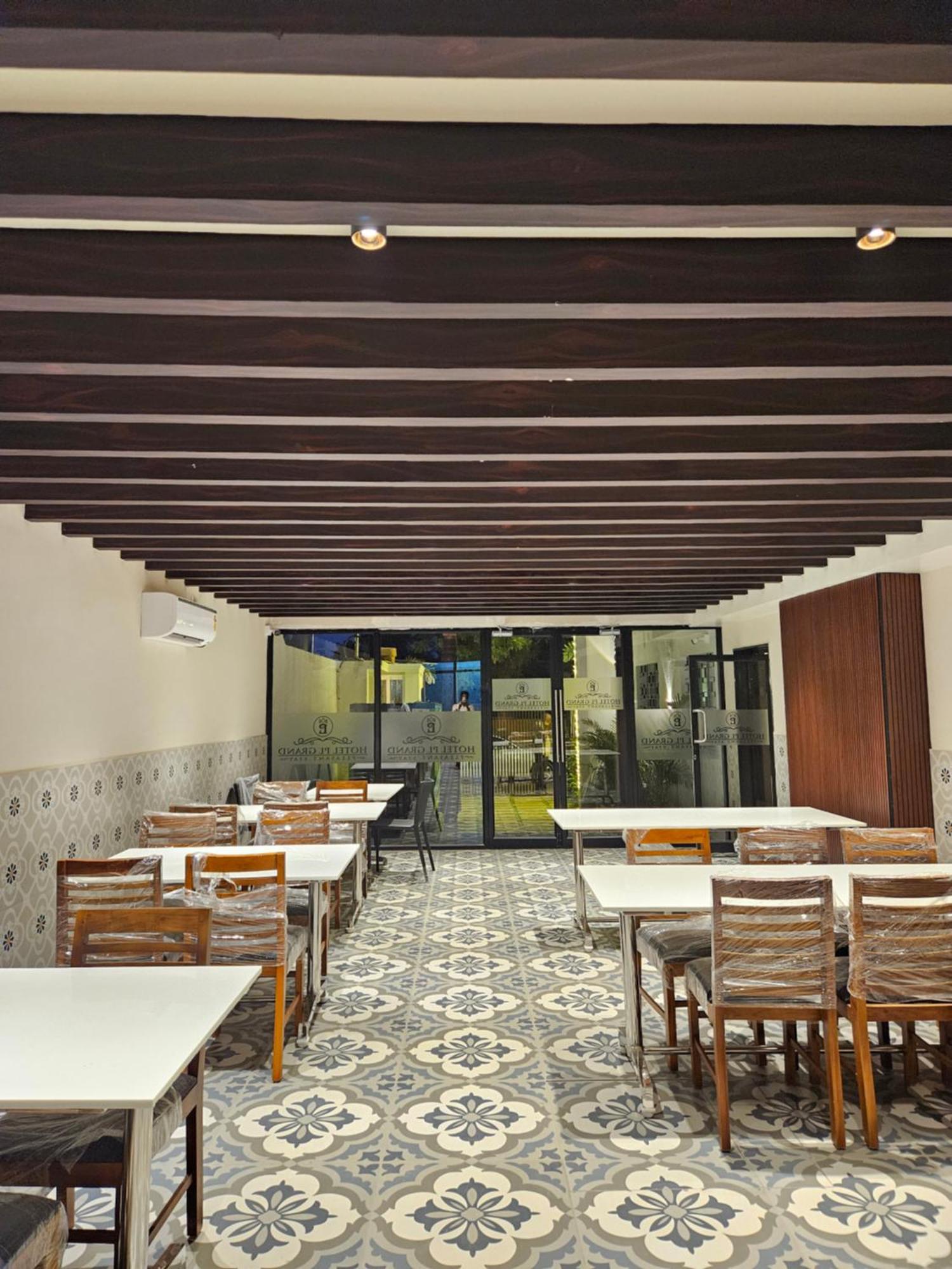 Hotel Pl Grand Kāraikkudi Exterior foto